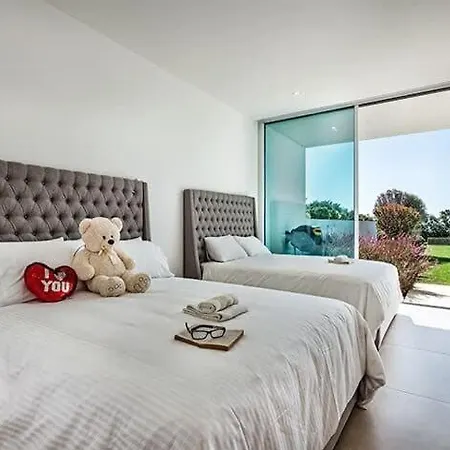 Stunning, Luxury Modern Miramar Luxe - Wow Factor, Panoramic Sea Views Holiday home