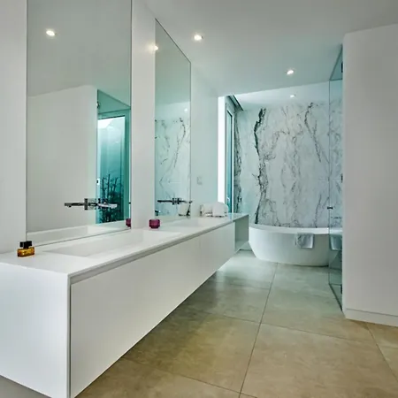 בית נופש Stunning, Luxury Modern Miramar Luxe - Wow Factor, Panoramic Sea Views Senhora da Luz
