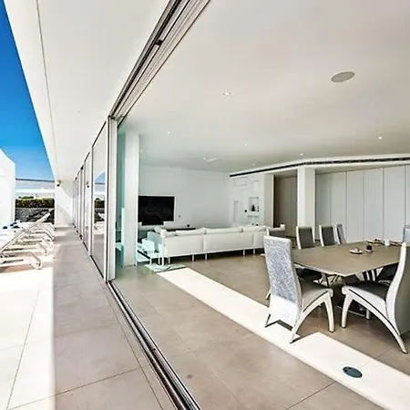 בית נופש Stunning, Luxury Modern Miramar Luxe - Wow Factor, Panoramic Sea Views *